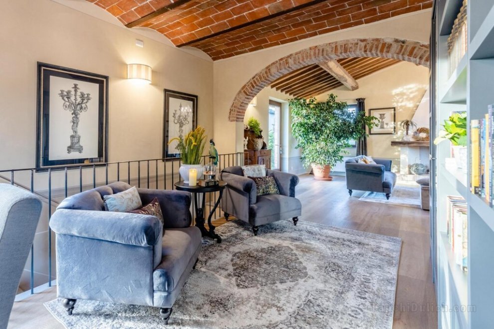 IL CONTE Traditional Tuscany 3 bedrooms Luxury Farmhouse Villa with Private Pool and SPA in Orentano