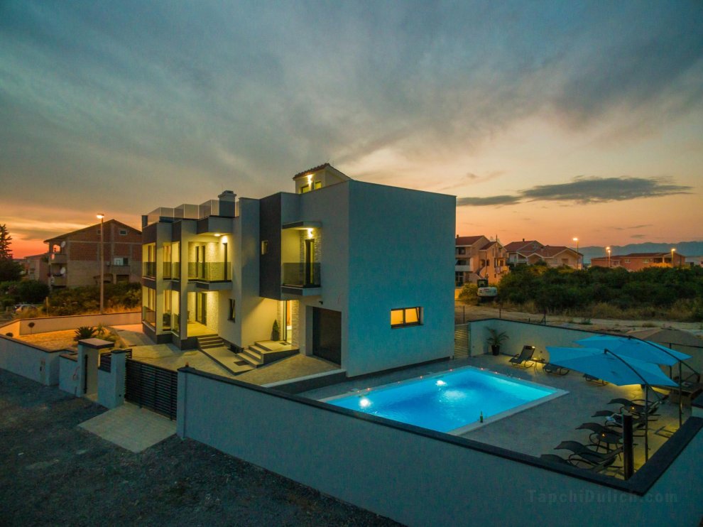 Luxury villa Nika, in Zadar, 12 persons, private pool, jacuzzi, gym, playground
