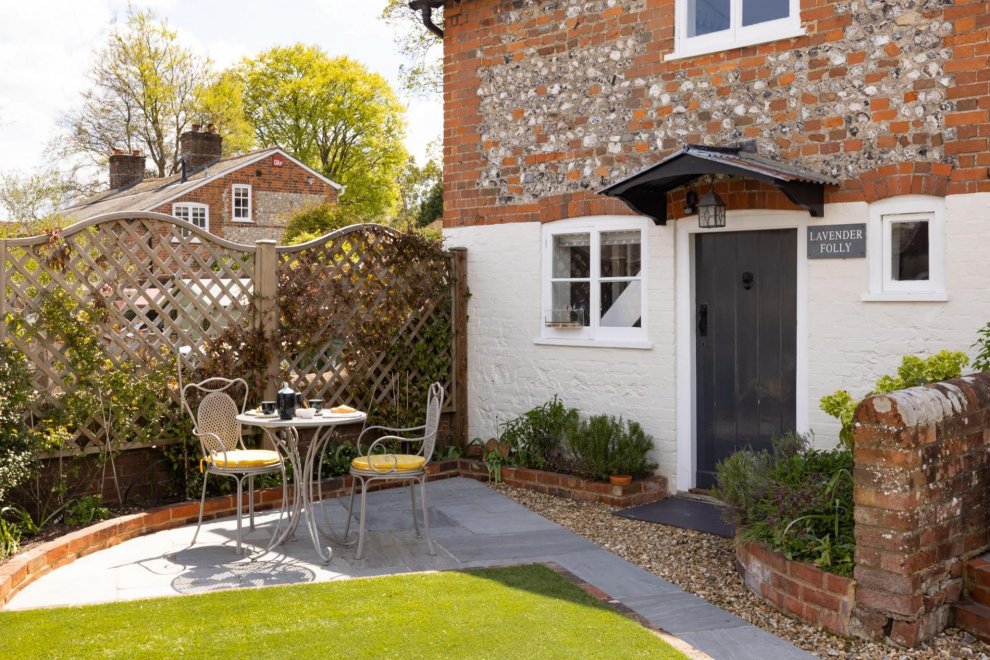 The Lavender Folly - Cosy Accommodation Alresford