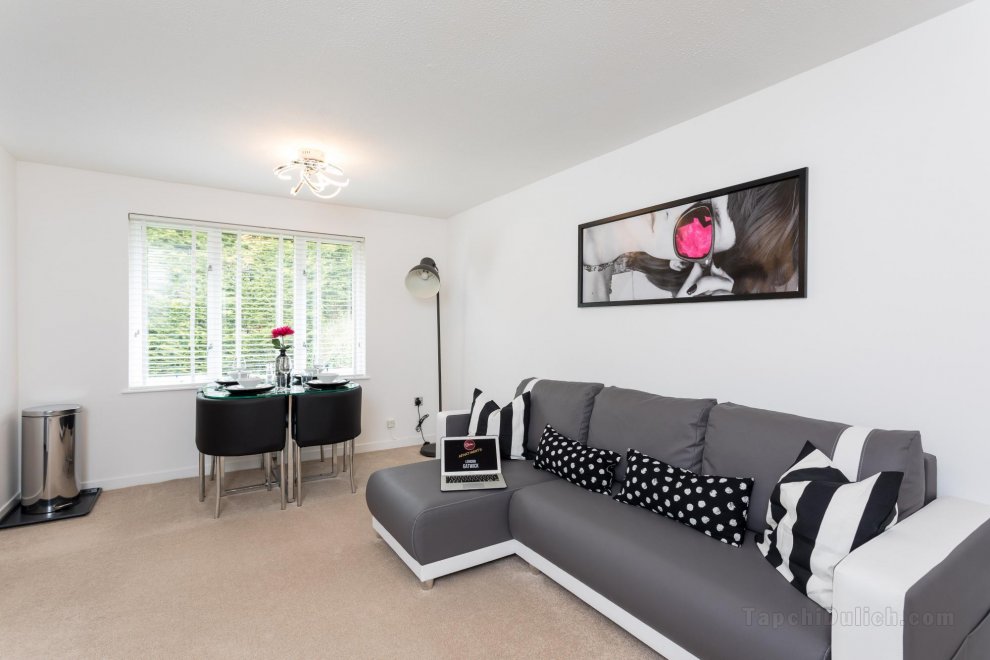 Park View- Close to East Surrey Hospital- Self contained 2 bed ✈