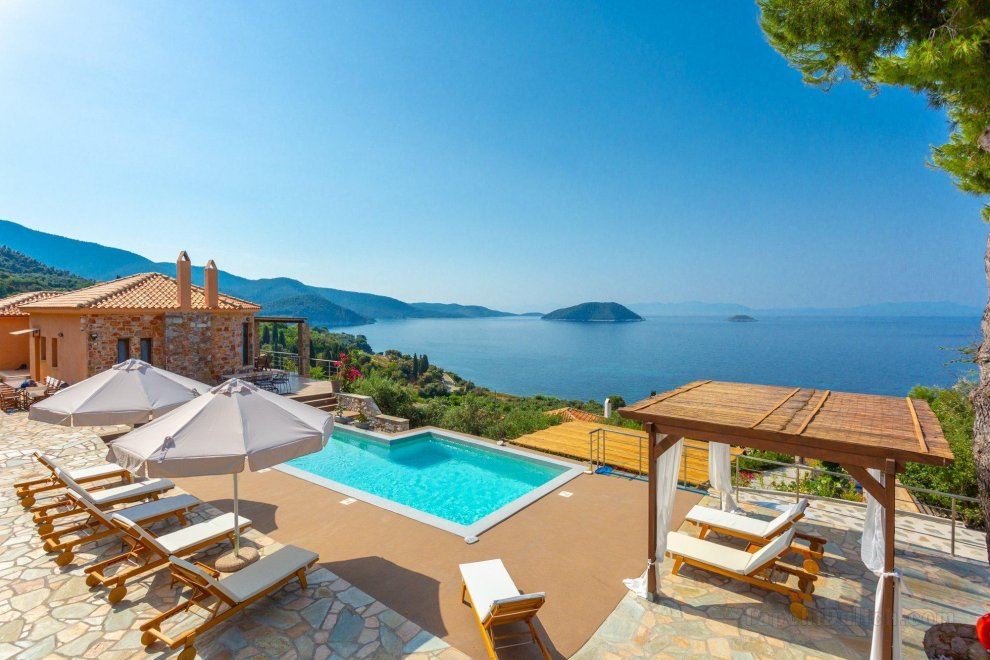 Villa Diona: Large Private Pool, Walk to Beach, Sea Views, A/C, WiFi