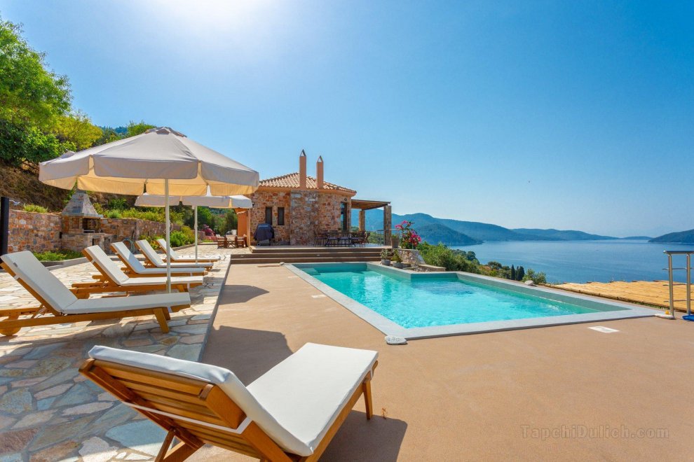 Villa Diona: Large Private Pool, Walk to Beach, Sea Views, A/C, WiFi