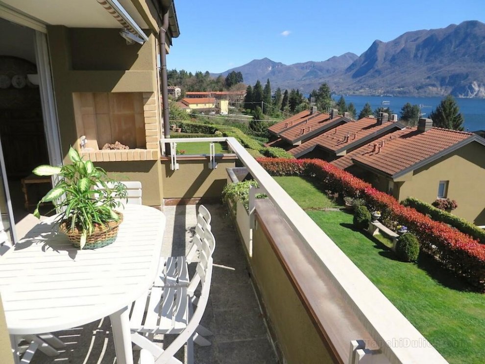 Selva 1 apartment in Ghiffa with pool and lake view