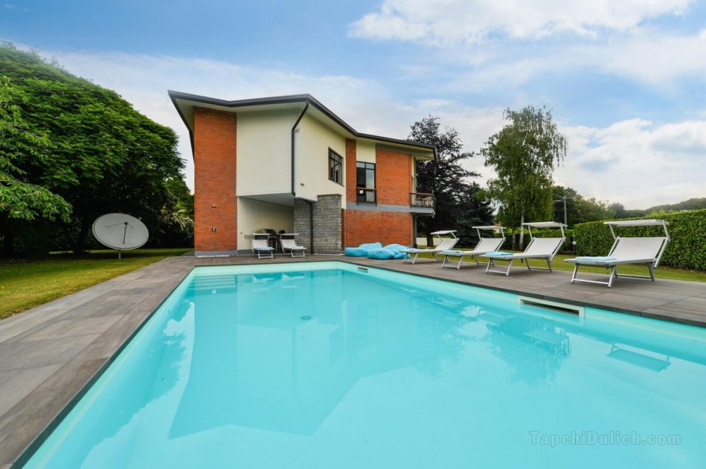 Nia villa with heathed pool and lake view in Lesa