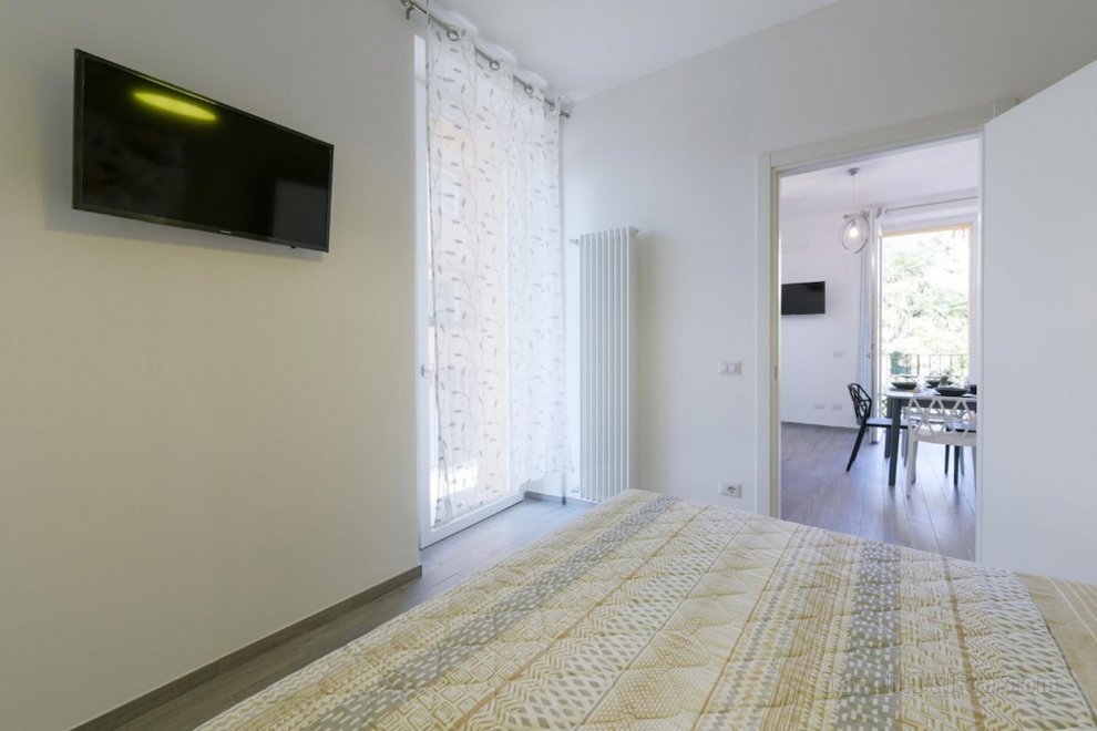 Sunflower Apartment 2 with balcony in Baveno center