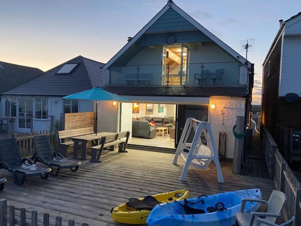 Beachfront House with 2 Kayaks Sleeps 8