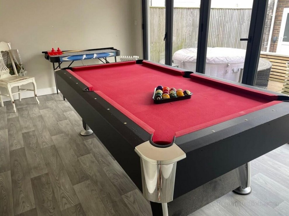 Spacious Property with Games Room