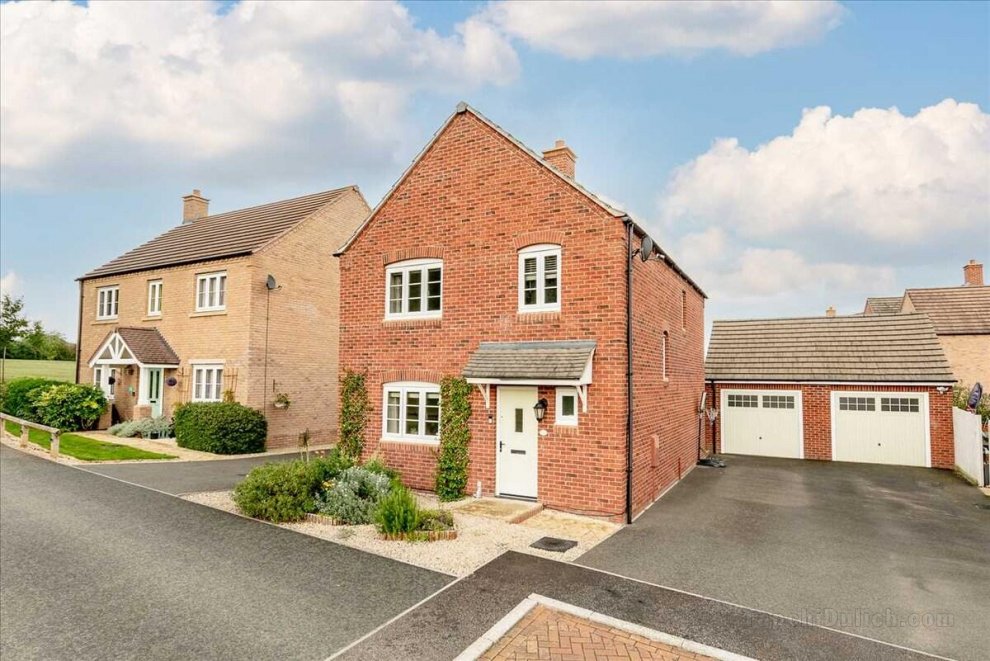 Beautiful 4 Bed Detached House - Parking, wifi, TV