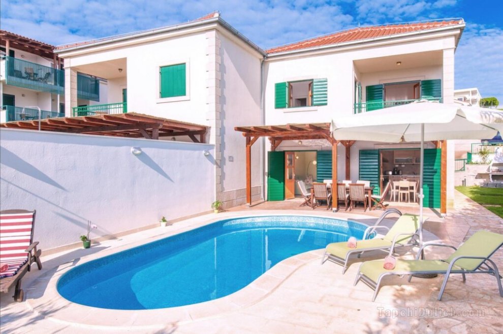 Villa Mare in Hvar with 4 bedrooms and 3 bathrooms