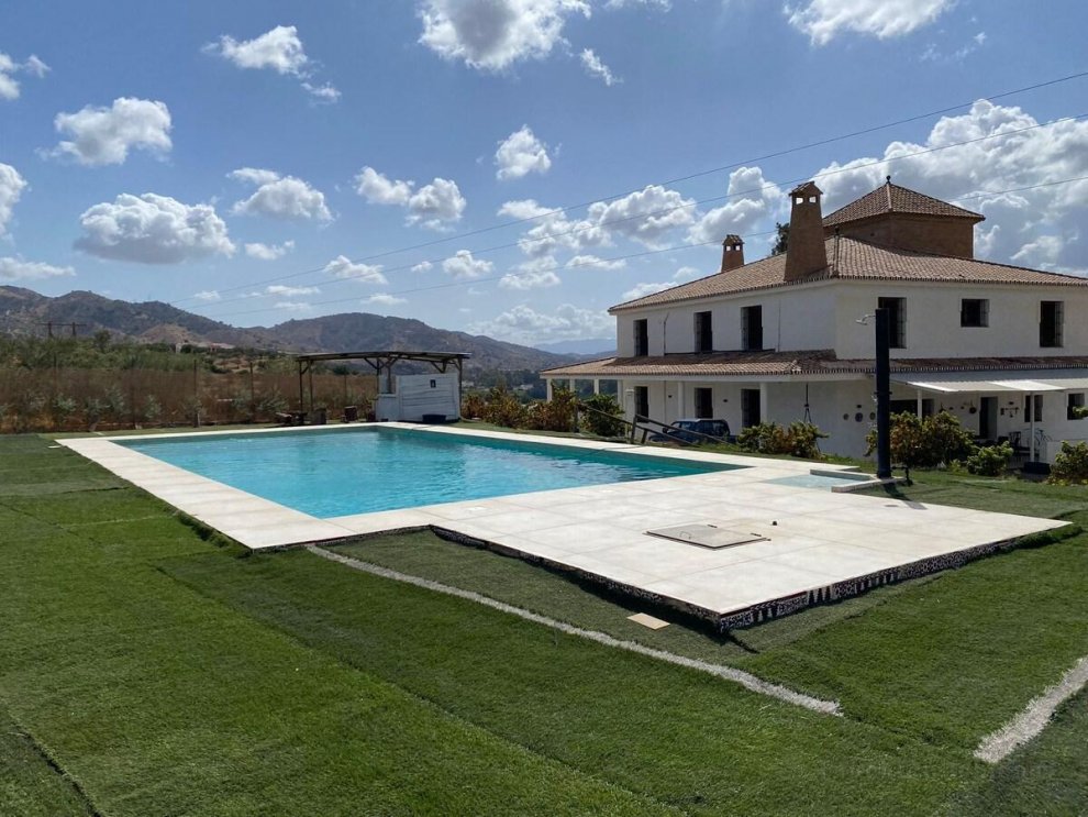 Giant Villa.Pool-AC. Road access. No neighbours.