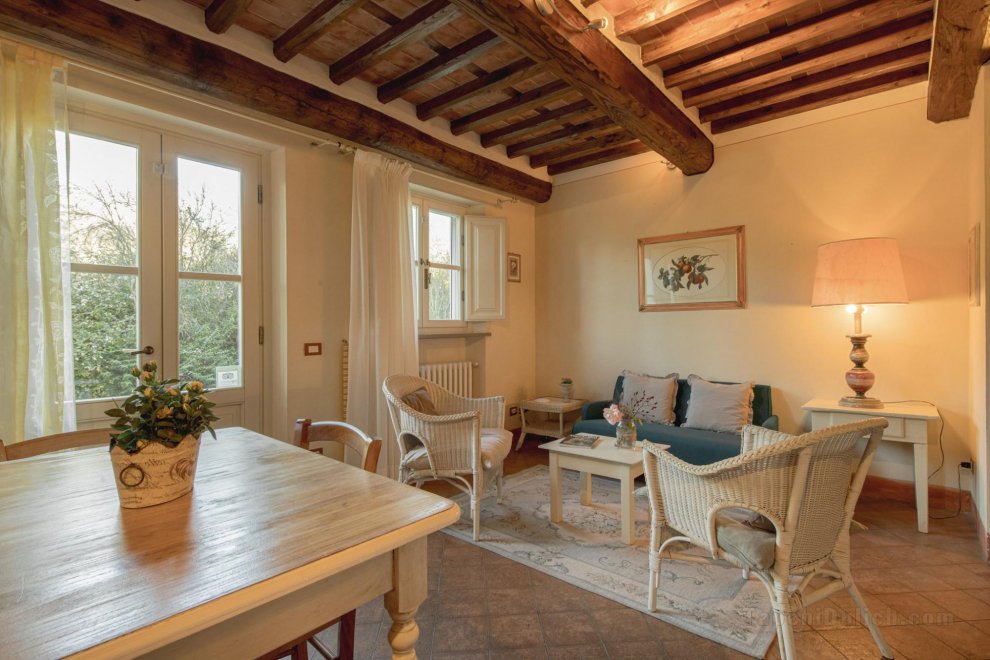 One Bedroom Farmhouse Apartment with shared Pool in Fattoria Sardi Wine Resort in Lucca