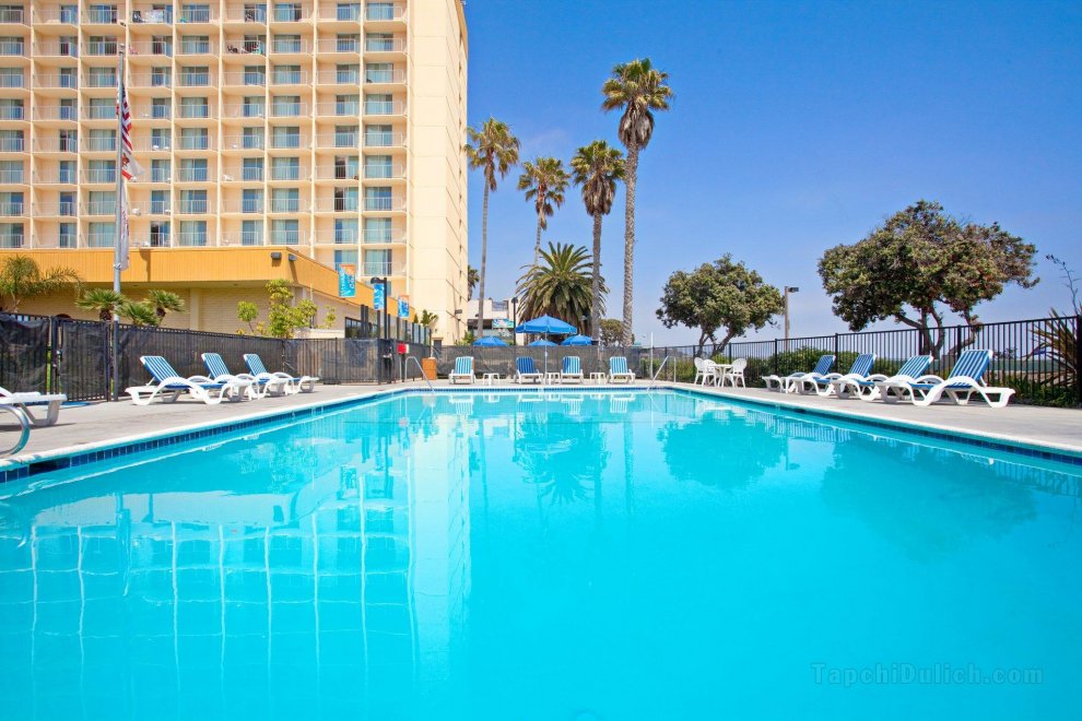 Khách sạn Crowne Plaza Ventura Beach