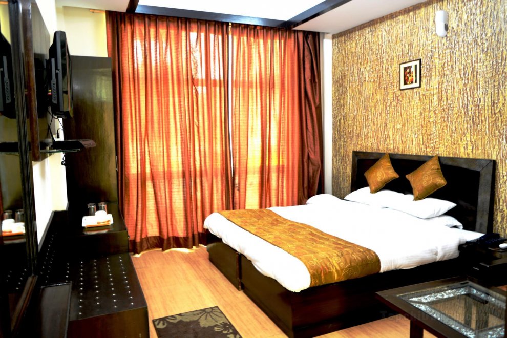 Khách sạn Burans Residency (A member of Petals s and Resorts)
