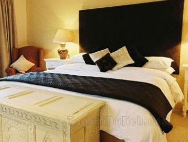 Khách sạn Ramada Resort Cwrt Bleddyn & Spa