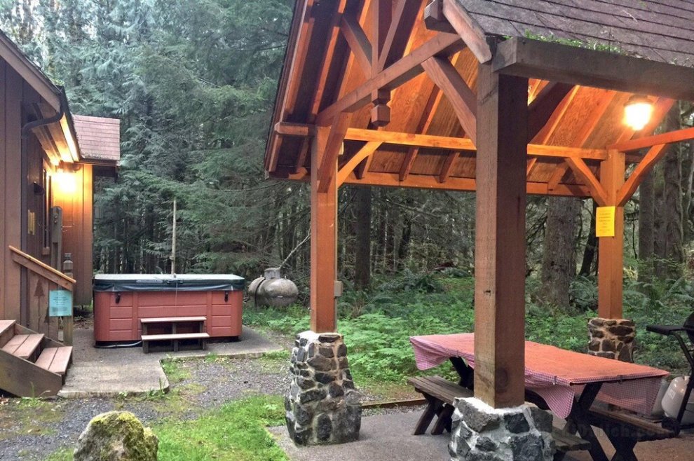 Mt. Baker Lodging, 2 cabin w/ a private hot tub