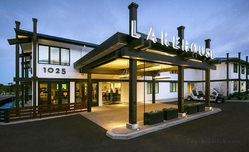 Khách sạn Lakehouse and Resort
