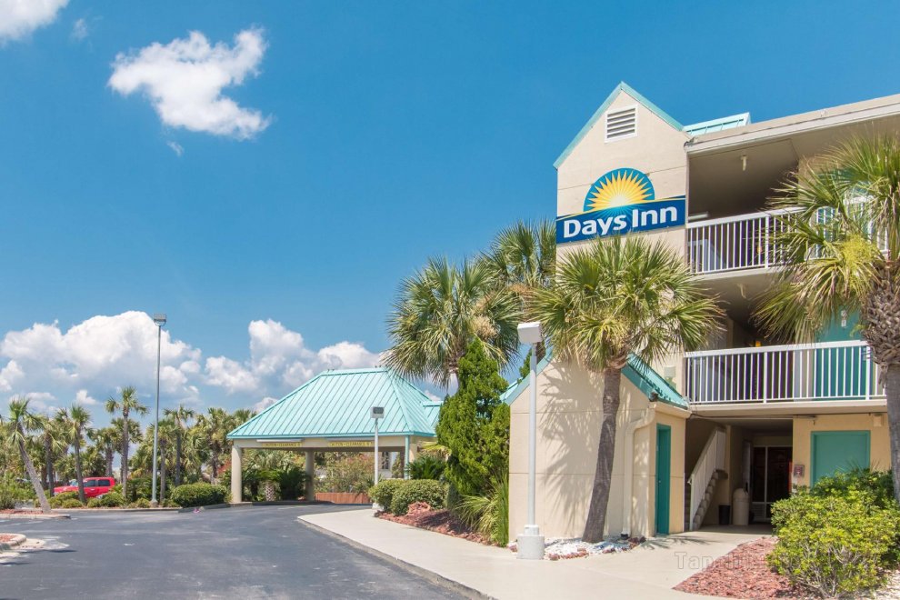 Days Inn by Wyndham Pensacola Beachfront