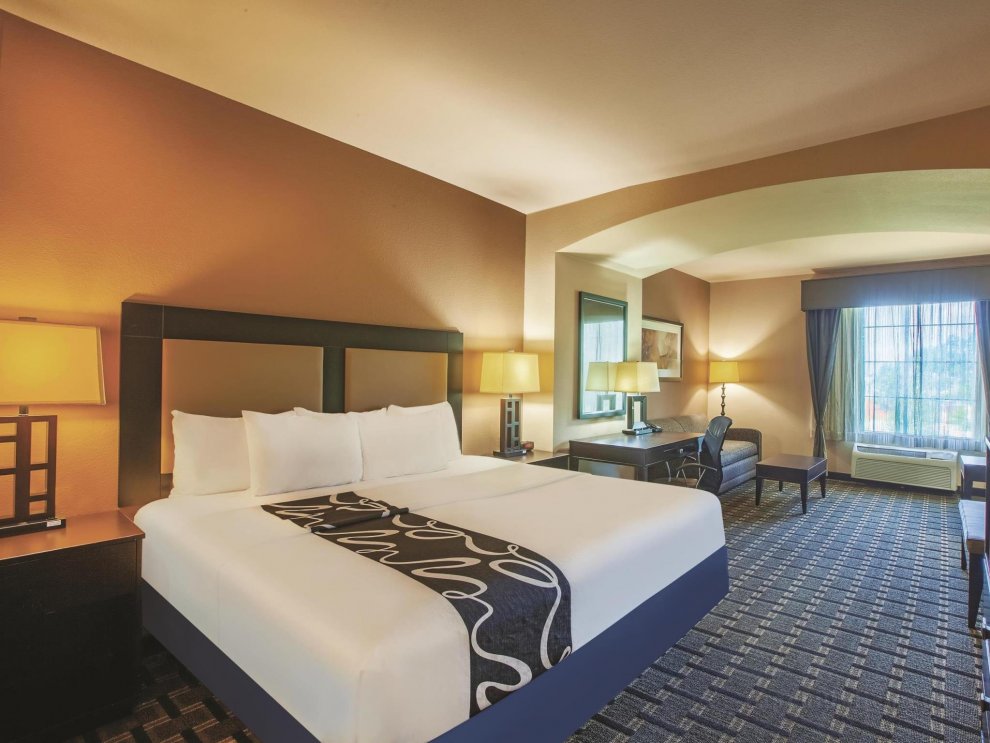 La Quinta Inn & Suites by Wyndham Jacksonville TX
