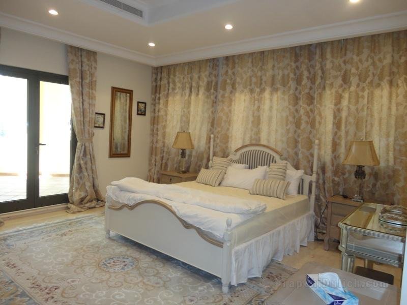 Luxury Fully Furnished Four Bedroom Villa in Palm