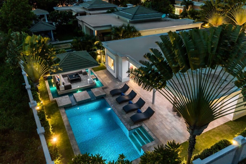 Luxury Pool Villa 608 / 4 BR 8-10 Persons