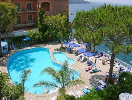 Khách sạn Grand Riviera