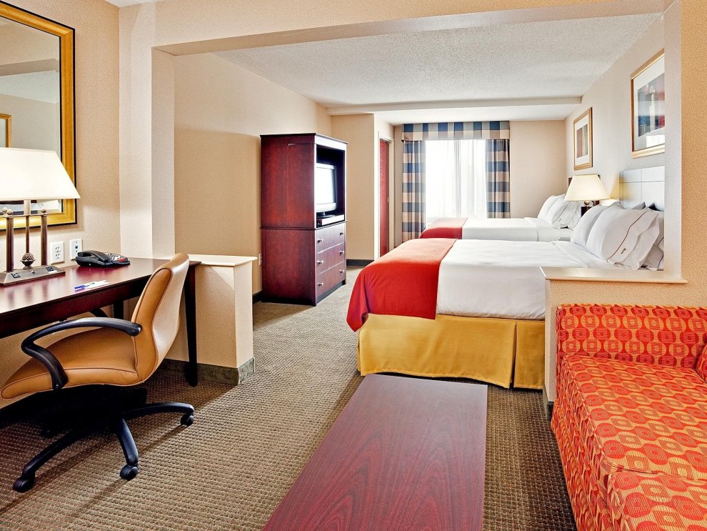 Holiday Inn Express & Suites Bradley Airport