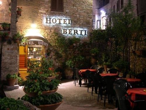 Khách sạn Berti