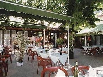 Khách sạn Logis Tante Yvonne & son restaurant semi-gastronomique - Lyon Nord