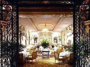 Khách sạn Four Seasons George V Paris