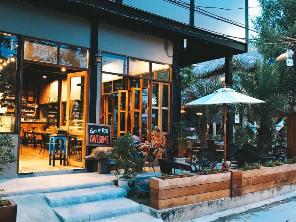 Lipe - Bloom Cafe and Hostel