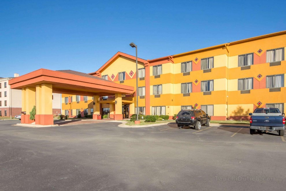 Quality Inn & Suites MidAmerica Industrial Park Area
