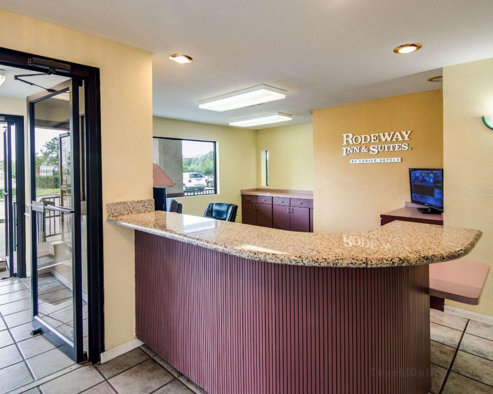 Rodeway Inn and Suites Hwy 290 NW