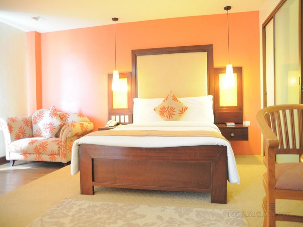 Khách sạn Coron Gateway and Suites