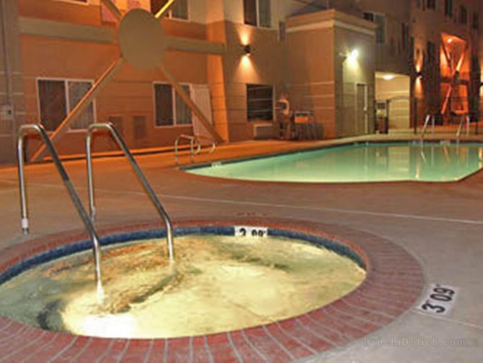 Khách sạn Holiday Inn Express & Suites Bakersfield Central