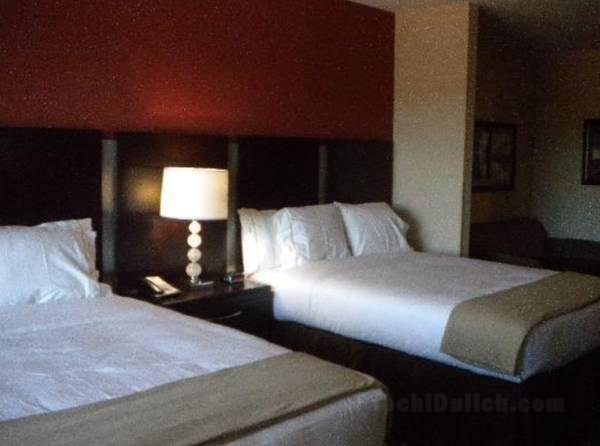 Holiday Inn Express & Suites - New Philadelphia Southwest