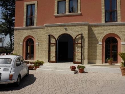 Khách sạn Ristorante Casa Rossa
