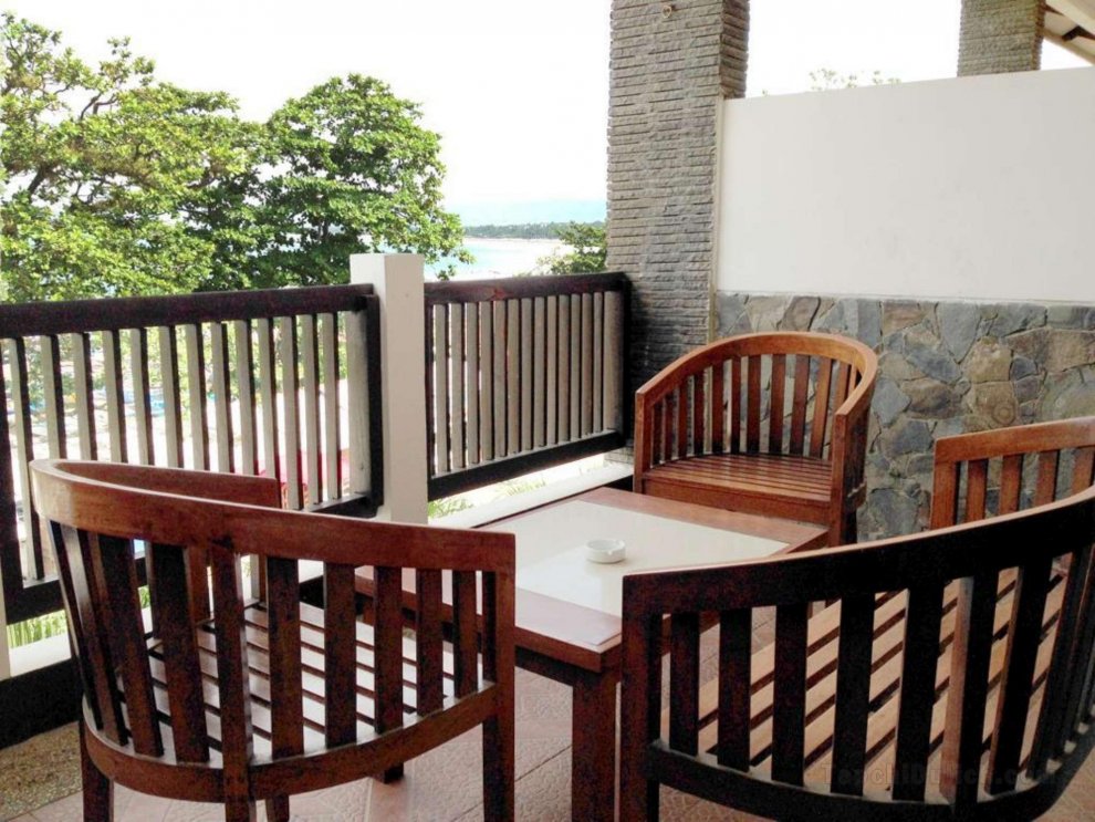 Khách sạn Laut Biru Resort