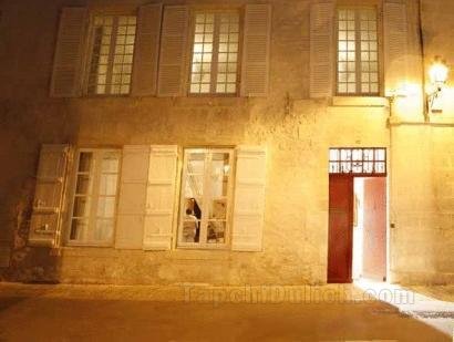 La Porte Rouge - The Red Door Inn