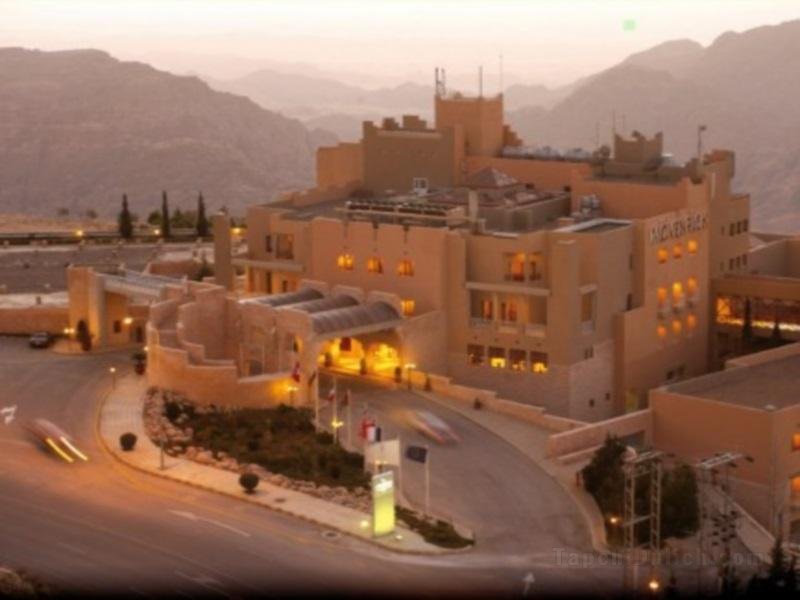 Khách sạn Movenpick Nabatean Castle