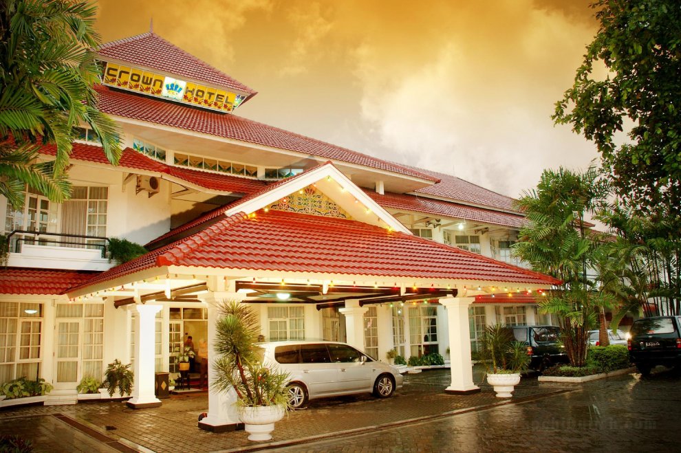 Khách sạn Crown Tasikmalaya