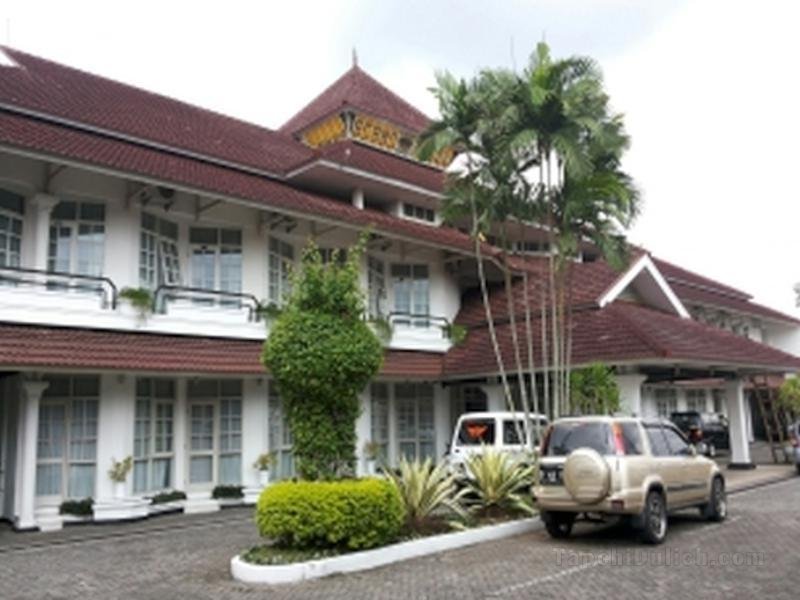 Khách sạn Crown Tasikmalaya