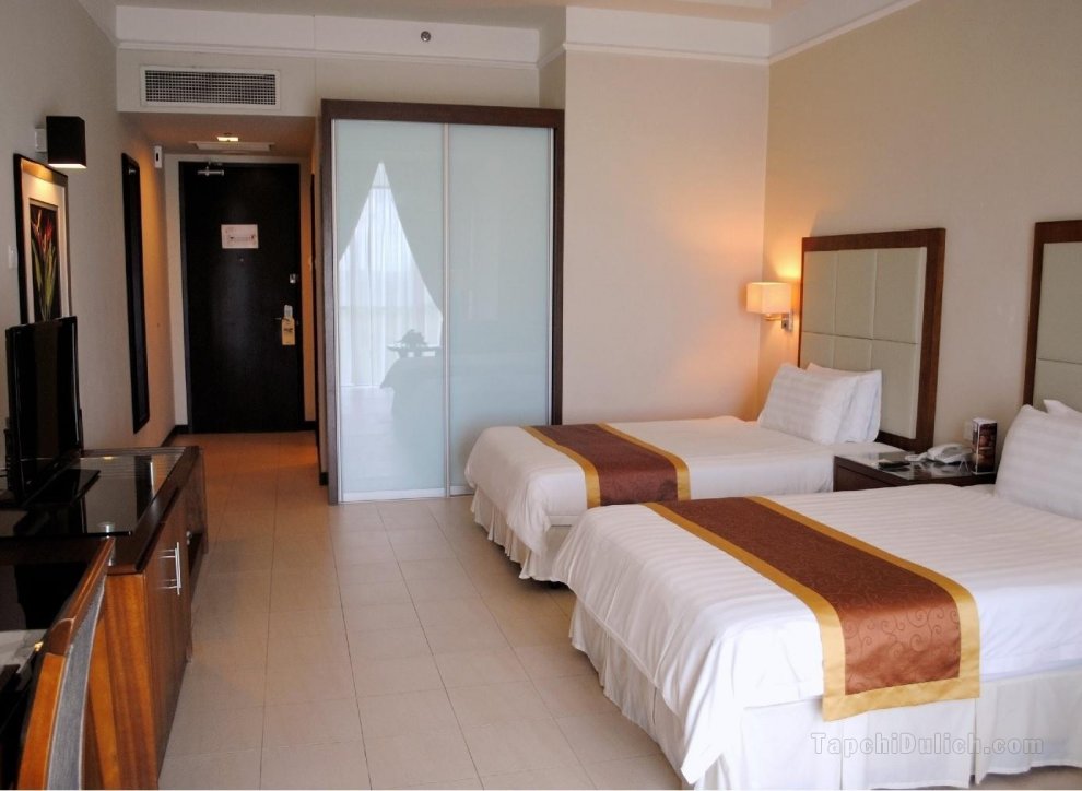Khách sạn Nilai Springs Resort