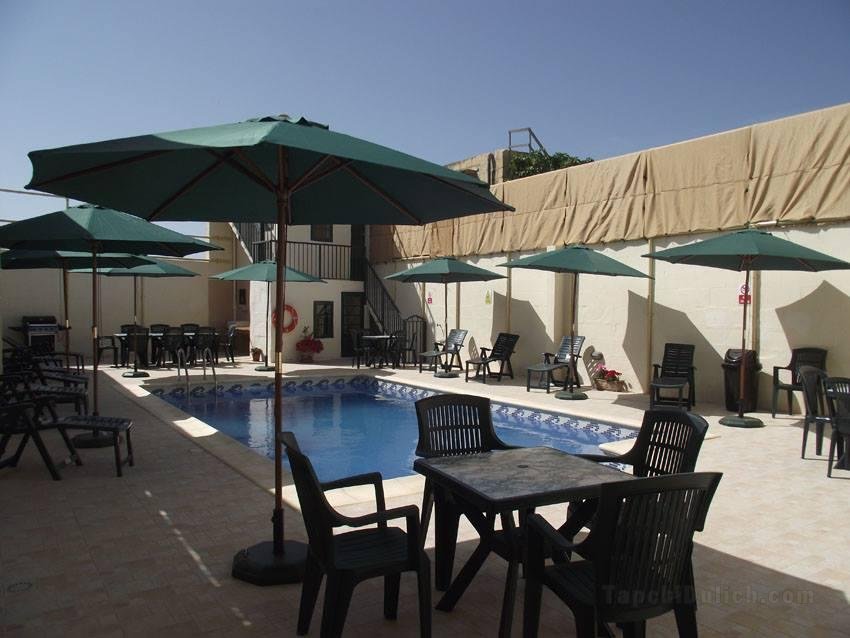 Qronfli Holiday Accommodation With Pool (2)
