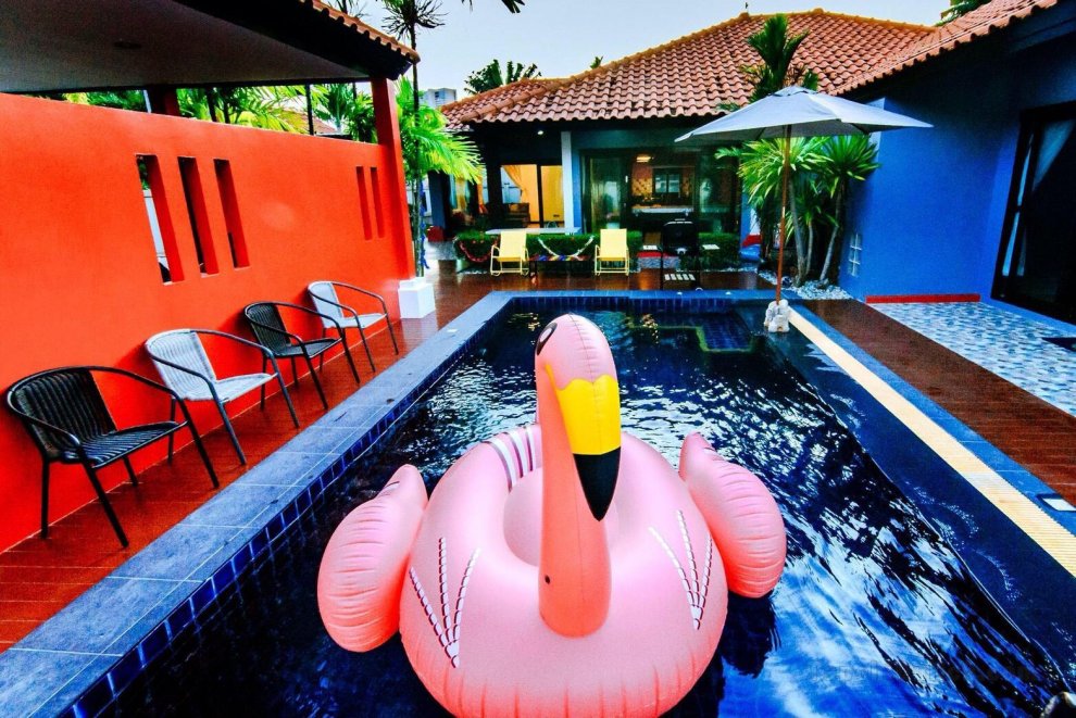 Rainbow Pool villa near Jomtien beach Pattaya