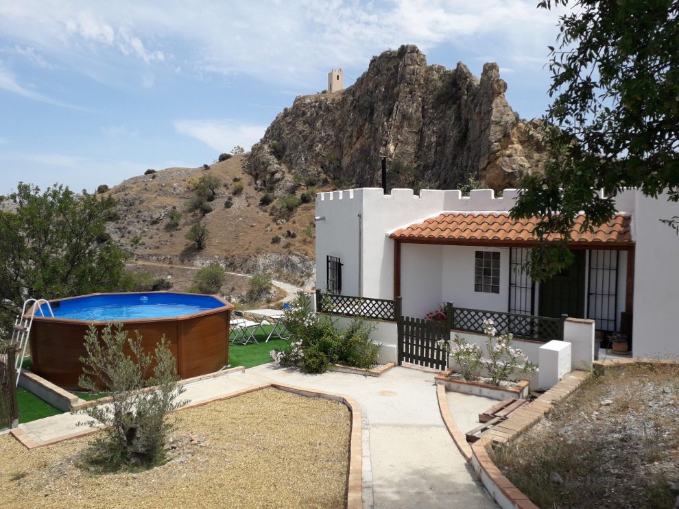 2 Bedroom Cottage with private pool and garden