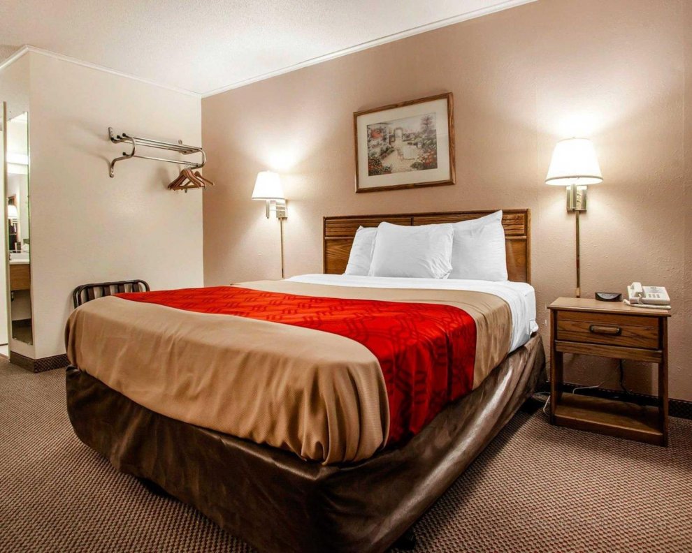 Econo Lodge Inn and Suites Newton