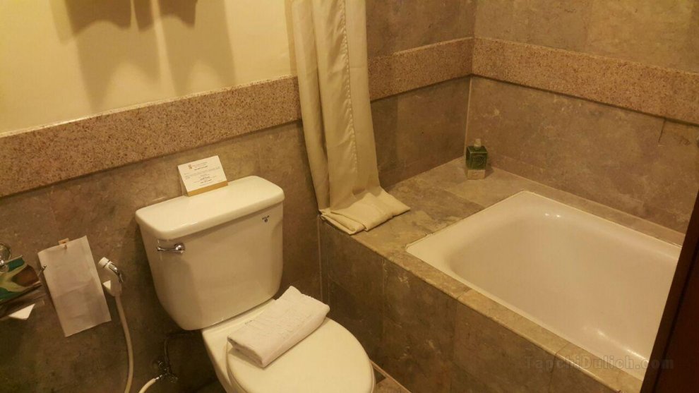 Makati 2 BR Serviced Apartment in POOL GYM
