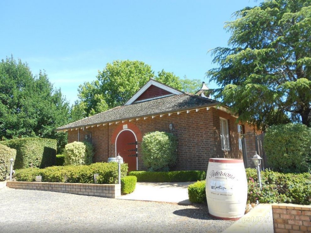 Petersons Armidale Winery & Guesthouse