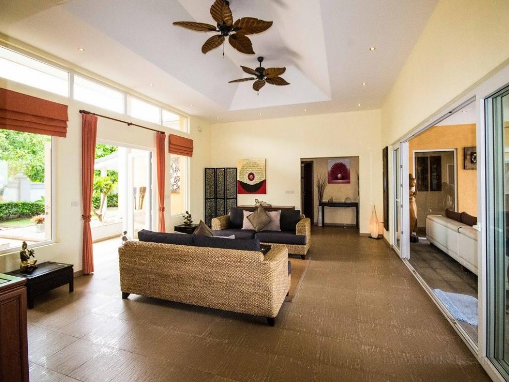 Sunrise Villa 4 bedroom luxury property in Pattaya