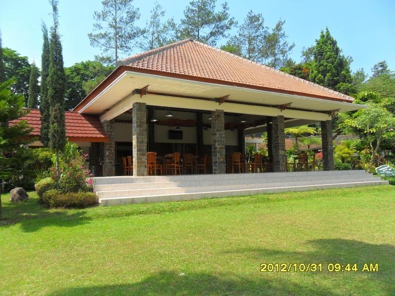 Khách sạn Selorejo & Resort